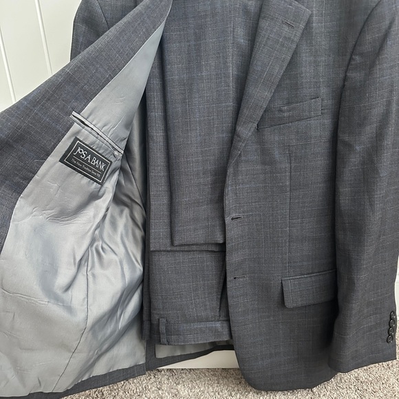 Mens Jospeh A Banks Suit. Jacket 38 Short and pants are 32 waist. - Picture 3 of 4